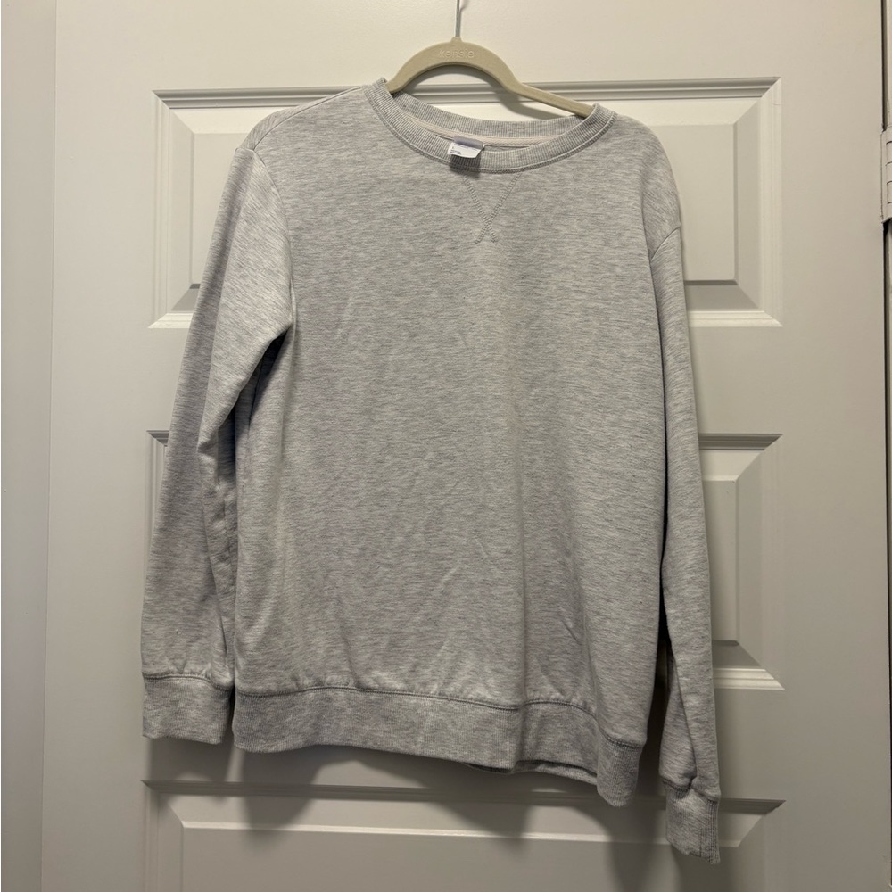 grey sweatshirt